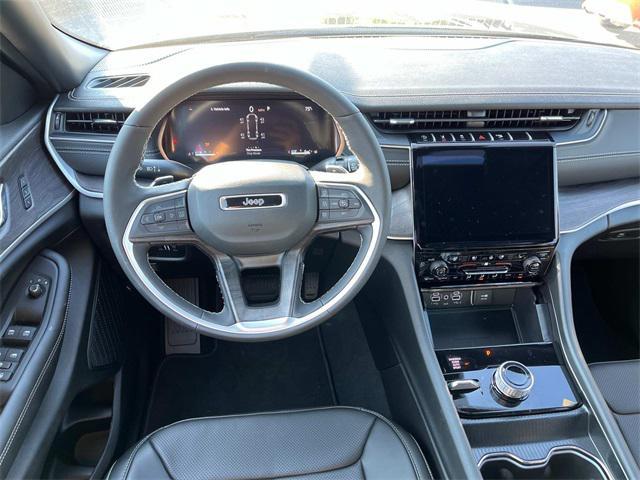 Photo of 2025 Diamond Black Crystal Pearlcoat Jeep Grand Cherokee L
