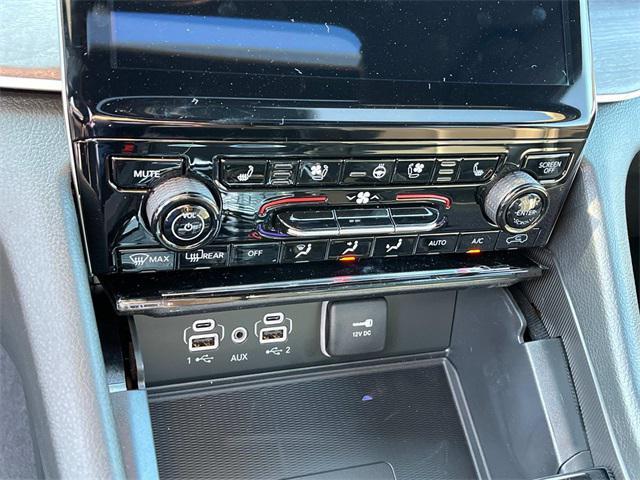 Photo of 2025 Diamond Black Crystal Pearlcoat Jeep Grand Cherokee L