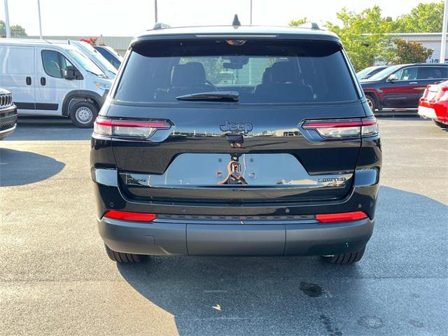 Photo of 2025 Diamond Black Crystal Pearlcoat Jeep Grand Cherokee L