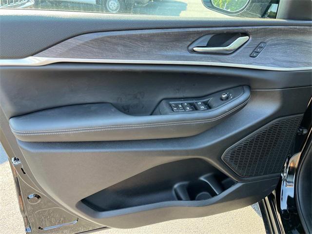 Photo of 2025 Diamond Black Crystal Pearlcoat Jeep Grand Cherokee L
