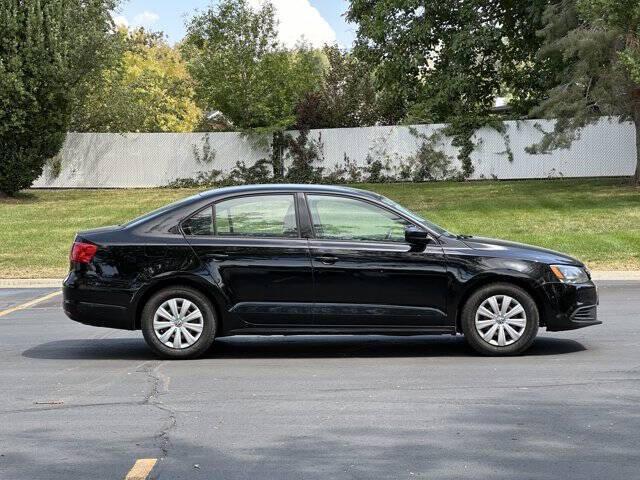 Photo of 2014 Black Uni Volkswagen Jetta