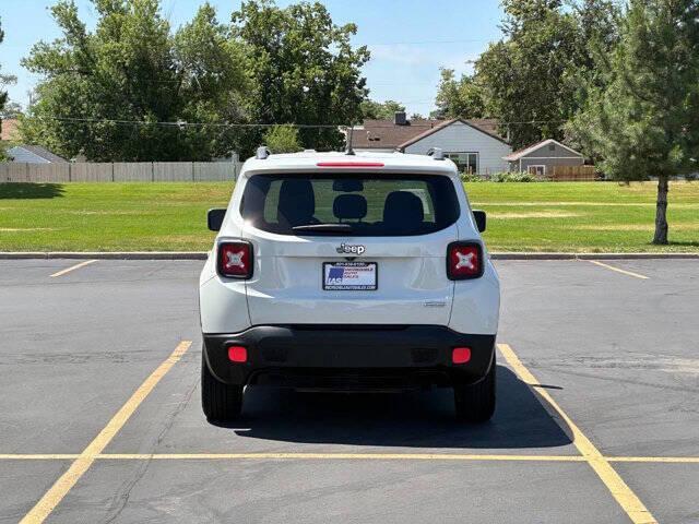 Photo of 2016 Alpine White Jeep Renegade