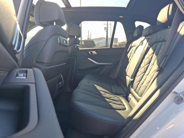 Photo of 2025 Mineral White Metallic BMW X5 PHEV