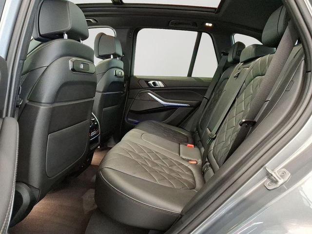 Photo of 2025 Skyscaraper Gra BMW X5