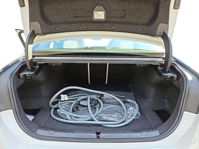 Photo of 2024 Mineral White Metallic BMW i5