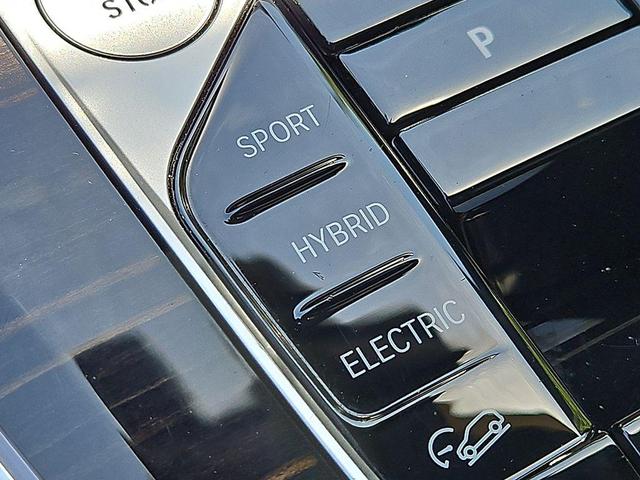 Photo of 2025 Alpine White BMW X5 PHEV