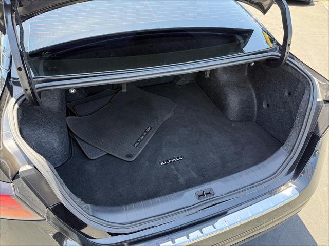 Photo of 2023 Super Black Nissan Altima