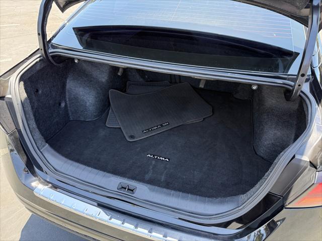Photo of 2023 Super Black Nissan Altima