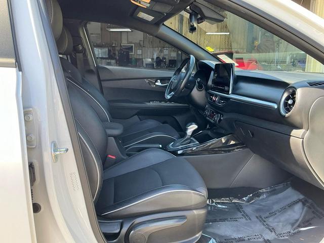Photo of 2023 Snow White Pearl Kia Forte