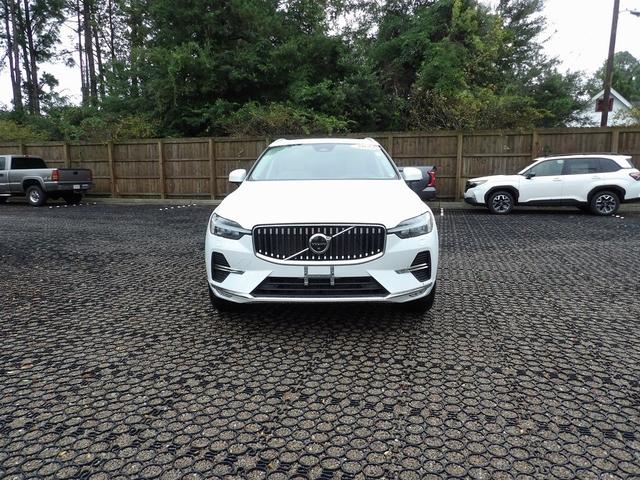 Photo of 2022 Crystal White Metallic Volvo XC60