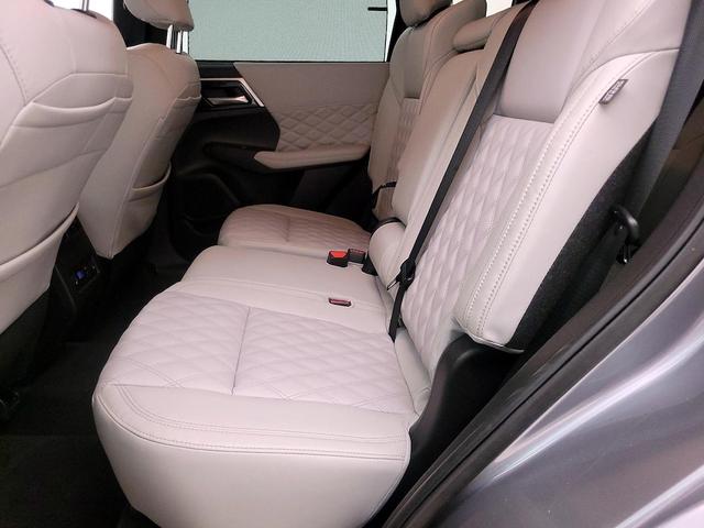 Photo of 2023 Silver Mitsubishi Outlander