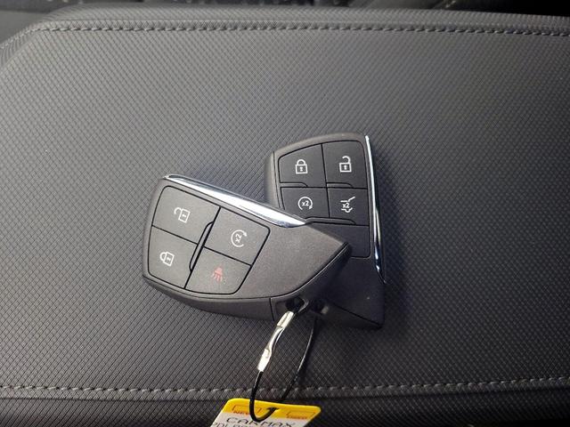 Photo of 2025 White Chevrolet Equinox EV