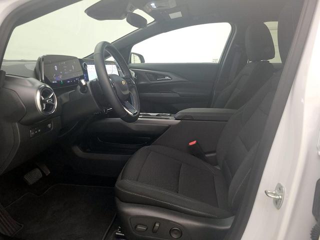 Photo of 2025 White Chevrolet Equinox EV