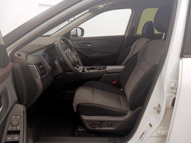 Photo of 2023 White Nissan Rogue