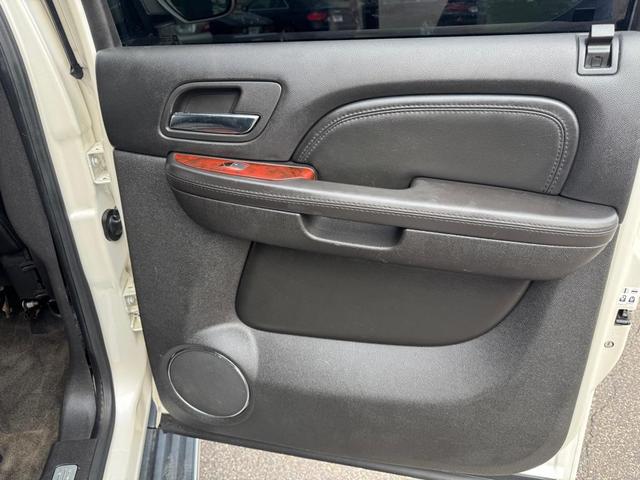 Photo of 2008 White Cadillac Escalade EXT