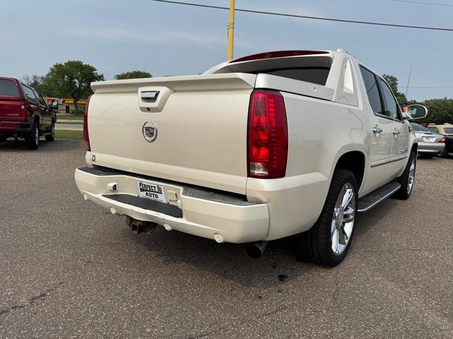 Photo of 2008 White Cadillac Escalade EXT