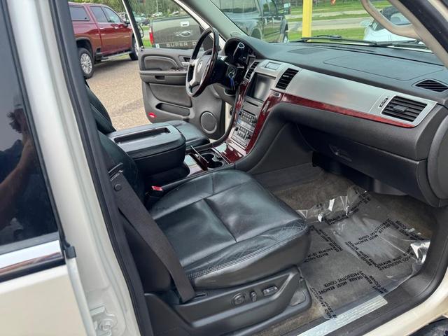 Photo of 2008 White Cadillac Escalade EXT