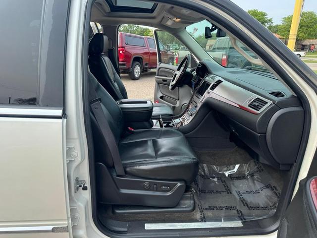 Photo of 2008 White Cadillac Escalade EXT