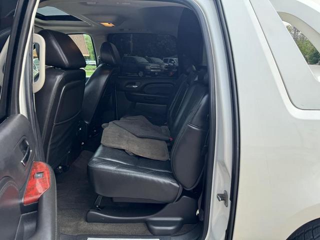 Photo of 2008 White Cadillac Escalade EXT