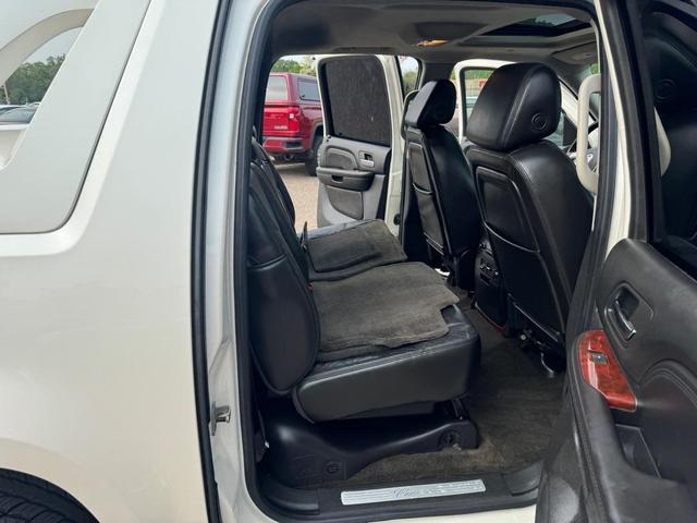 Photo of 2008 White Cadillac Escalade EXT