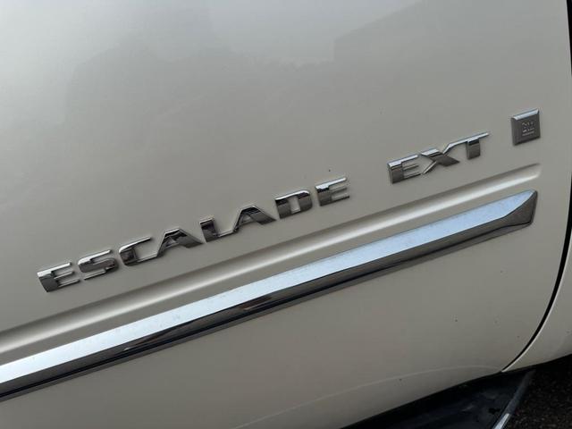 Photo of 2008 White Cadillac Escalade EXT