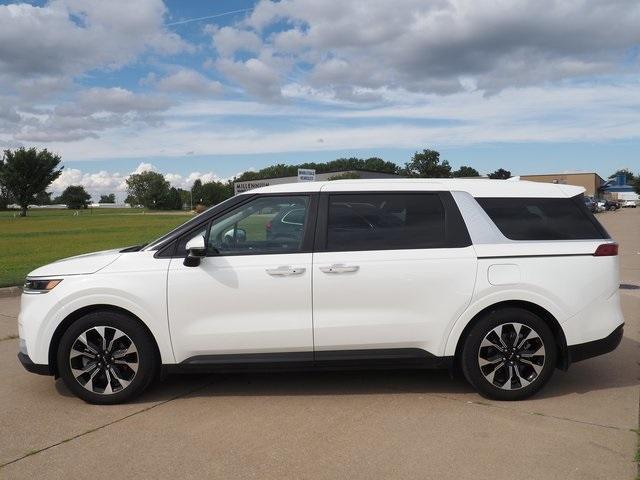 Photo of 2024 Snow White Pearl Kia Carnival