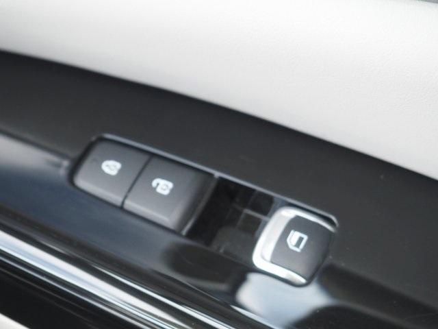 Photo of 2024 Snow White Pearl Kia Carnival