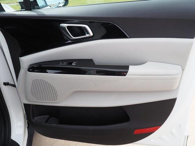 Photo of 2024 Snow White Pearl Kia Carnival