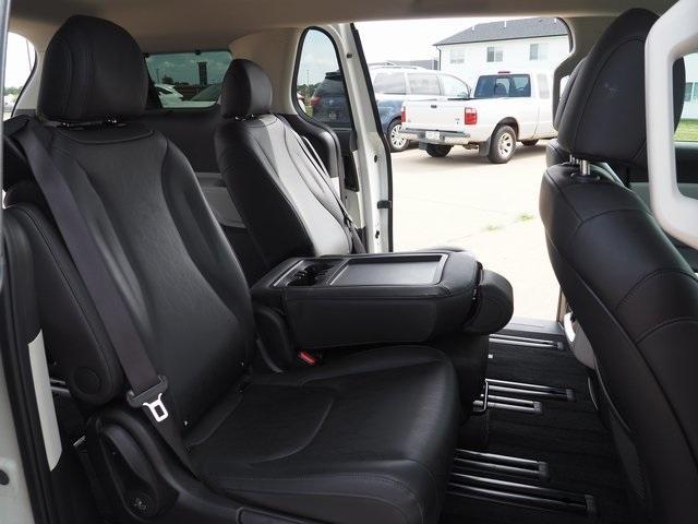 Photo of 2024 Snow White Pearl Kia Carnival