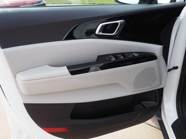 Photo of 2024 Snow White Pearl Kia Carnival