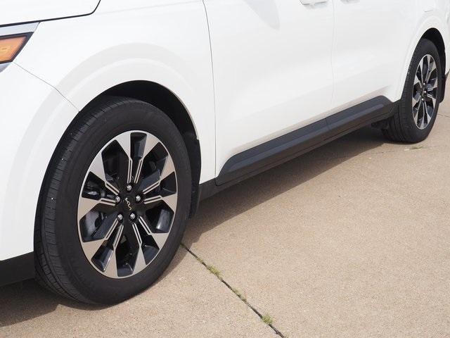 Photo of 2024 Snow White Pearl Kia Carnival