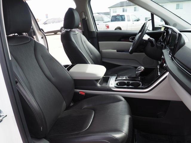 Photo of 2024 Snow White Pearl Kia Carnival
