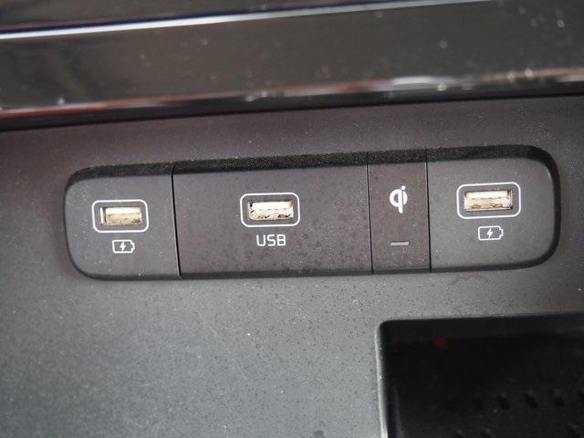 Photo of 2024 Snow White Pearl Kia Carnival