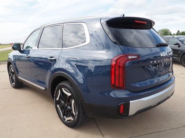 Photo of 2023 Midnight Black Kia Telluride