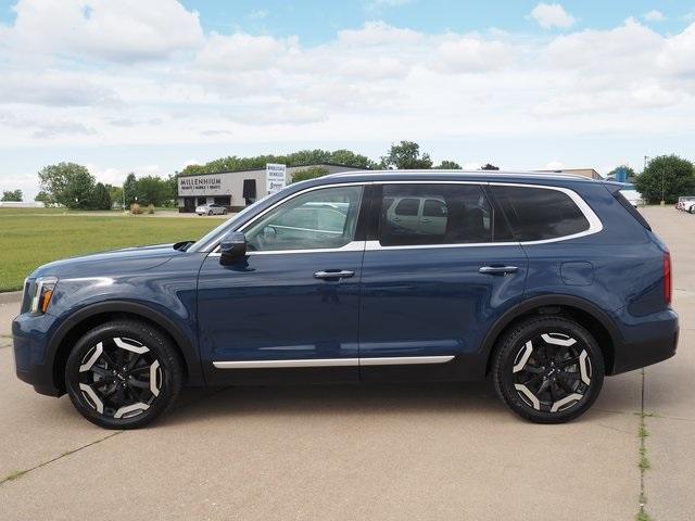 Photo of 2023 Midnight Black Kia Telluride