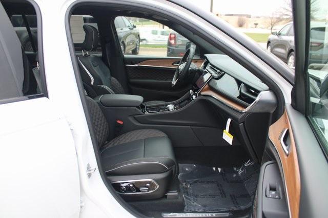 Photo of 2025 Bright White Clearcoat Jeep Grand Cherokee L