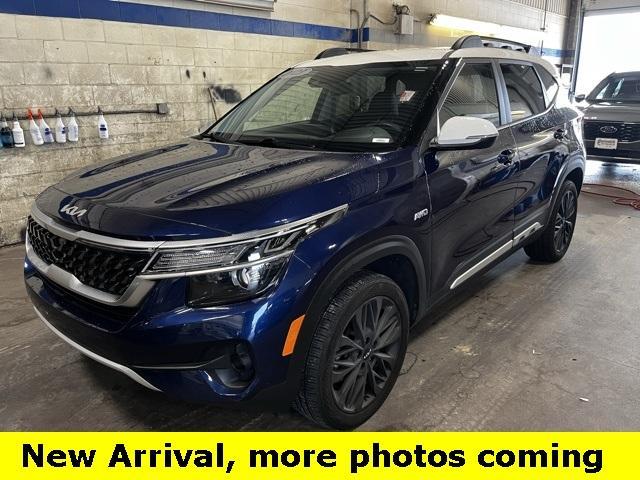 Photo of 2023 Dark Ocean Blue / White Roof Kia Seltos