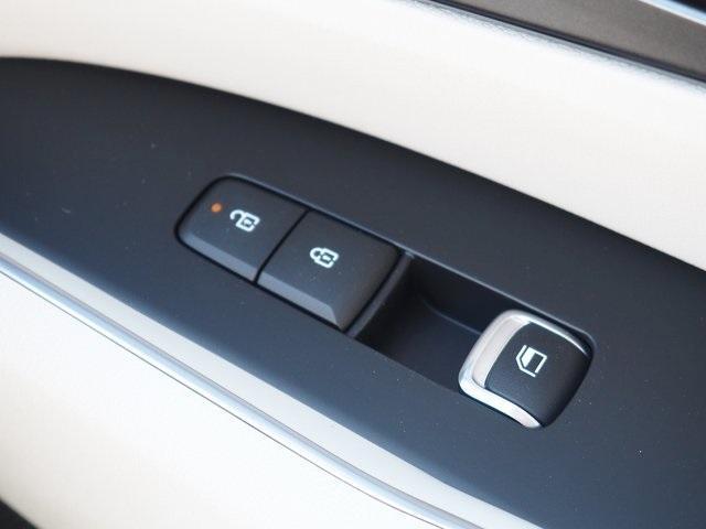 Photo of 2025 Snow White Pearl Kia Sorento Hybrid