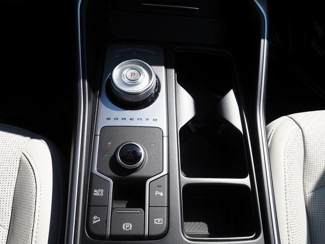 Photo of 2025 Snow White Pearl Kia Sorento Hybrid