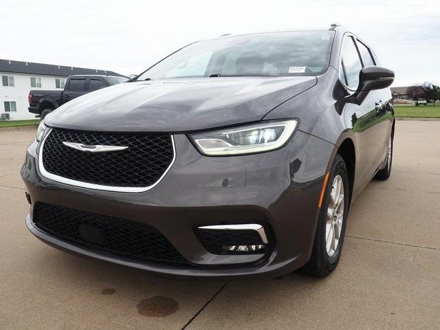 Photo of 2021 Granite Crystal Clearcoat Metallic Chrysler Pacifica