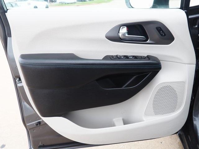 Photo of 2021 Granite Crystal Clearcoat Metallic Chrysler Pacifica