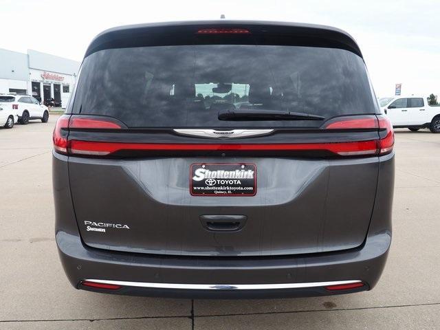 Photo of 2021 Granite Crystal Clearcoat Metallic Chrysler Pacifica