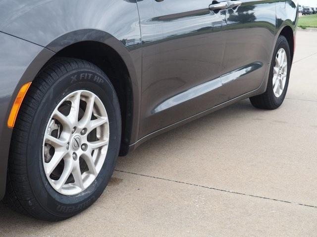 Photo of 2021 Granite Crystal Clearcoat Metallic Chrysler Pacifica