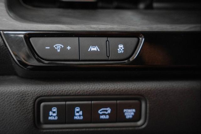 Photo of 2024 Ceramic Silver Kia Carnival