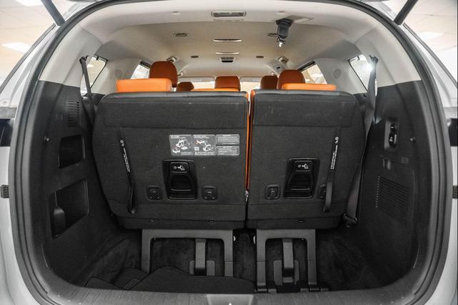 Photo of 2024 Ceramic Silver Kia Carnival