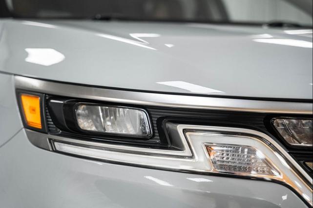 Photo of 2024 Ceramic Silver Kia Carnival