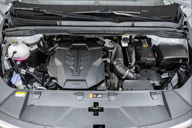 Photo of 2024 Ceramic Silver Kia Carnival
