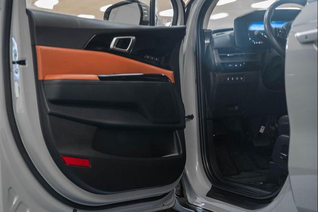 Photo of 2024 Ceramic Silver Kia Carnival