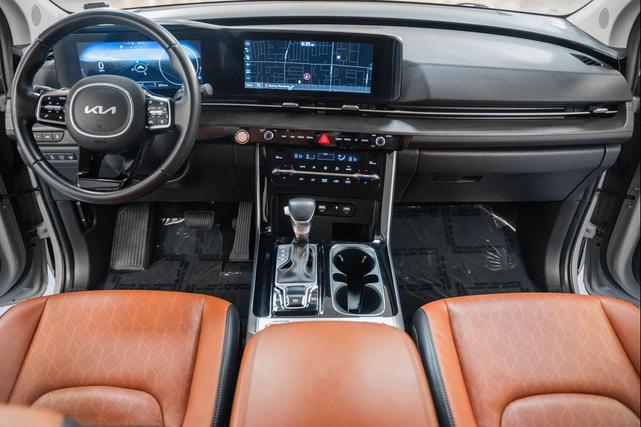 Photo of 2024 Ceramic Silver Kia Carnival