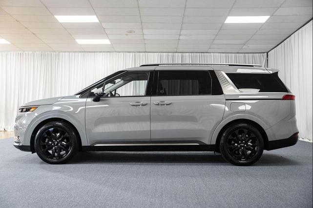 Photo of 2024 Ceramic Silver Kia Carnival